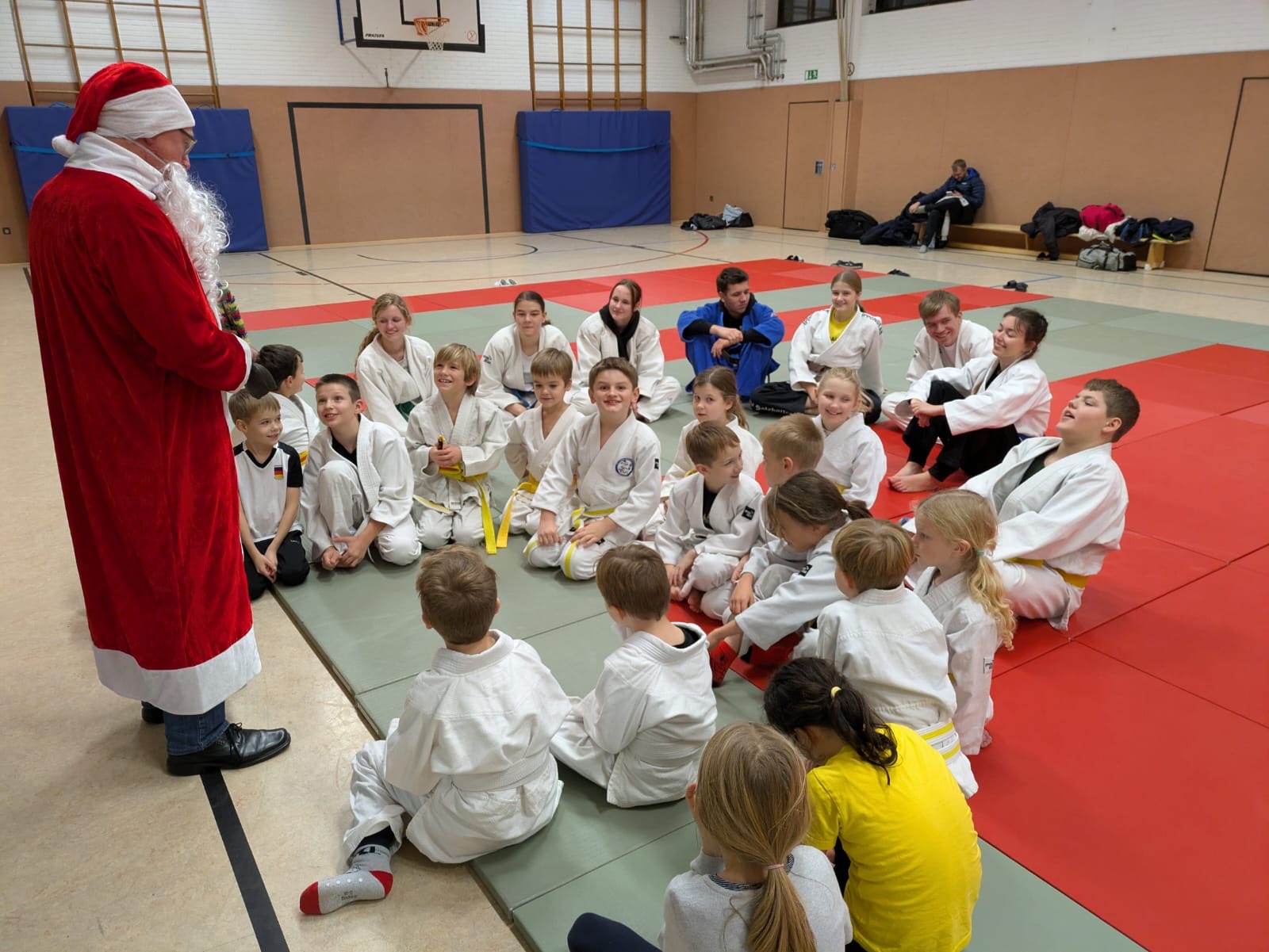 Weihnachtsmann besucht Judotraining